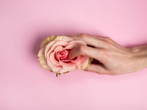 Cikluszszinkon program - female-reproductive-system-concept-with-hand-touching-flower